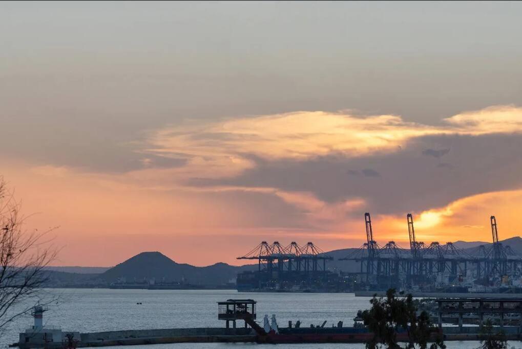 Sea View Garden Suites Piraeus Bagian luar foto